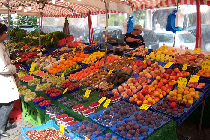 100_1653 small NUREMBERG FRUIT.jpg - 361606 Bytes